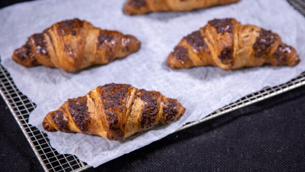 CROISSANT-ΠΡΑΛΙΝΑ-ΦΟΥΝΤΟΥΚΙΟΥ-R2B CROISSANT R2B with HAZELNUT PRALINE FILLING