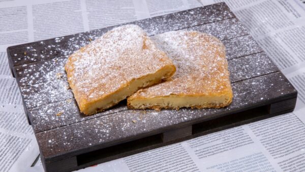 ΜΠΟΥΓΑΤΣΑ-ΦΥΛΛΟ-ΑΕΡΟΣ-ΚΡΕΜΑ-3 BOUGATSA with SWEET CREAM