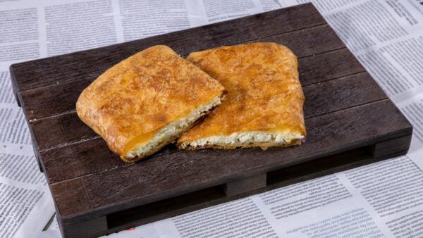 ΜΠΟΥΓΑΤΣΑ-ΦΥΛΛΟ-ΑΕΡΟΣ-ΤΥΡΙ-3 BOUGATSA with FETA CHEESE