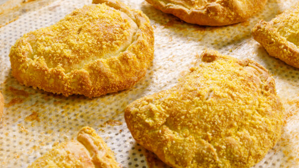 ΧΕΙΡΟΠΟΙΗΤΗ ΚΕΦΑΛΟΓΡΑΒΙΕΡΑ ΑΜΦΙΛΟΧΙΑΣ ΠΟΠ HANDMADE PUFF PASTRY with KEFALOGRAVIERA AMFILOHIAS CHEESE P.D.O.