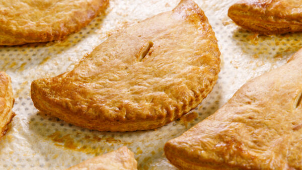 ΧΕΙΡΟΠΟΙΗΤΗ ΤΥΡΟΠΙΤΑ1 HANDMADE PUFF PASTRY with FETA CHEESE