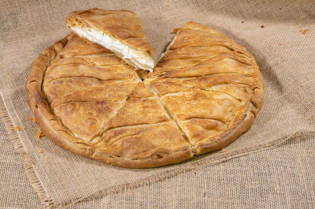 στρογγυλη χωριατικη τυροπιτα χονδρικη