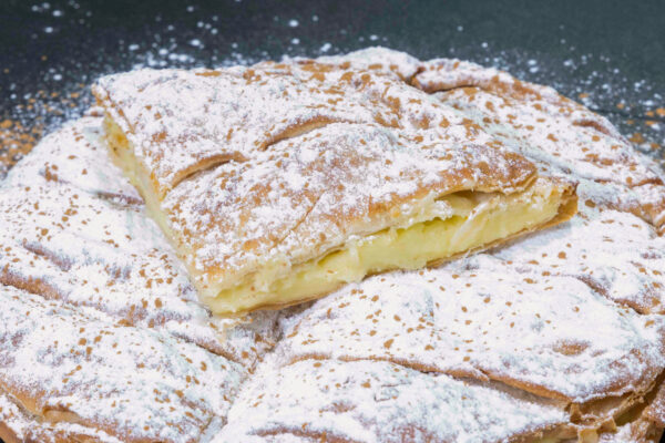 4ΑΡΑ ΣΤΡΟΓΓΥΛΗ ΠΙΤΑ ΚΡΕΜΑ